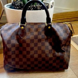 Louis Vuitton

Louis Vuitton
Ebene Damier Coated Canvas Gold Hardware, 2012